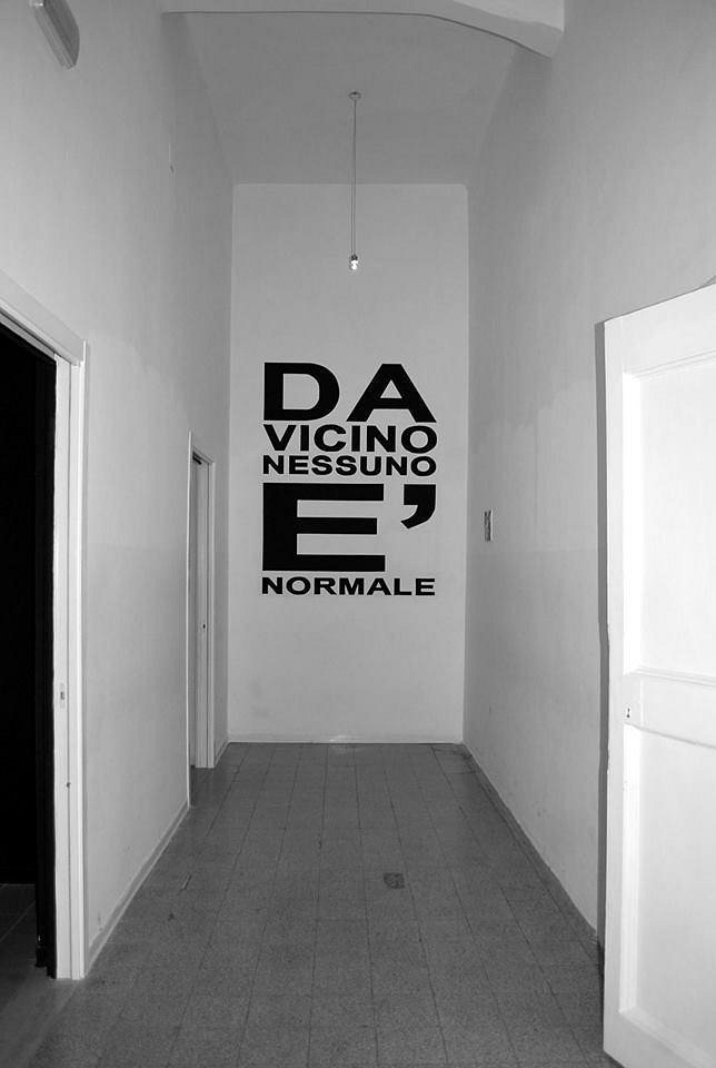 Da vicino nessuno è normale