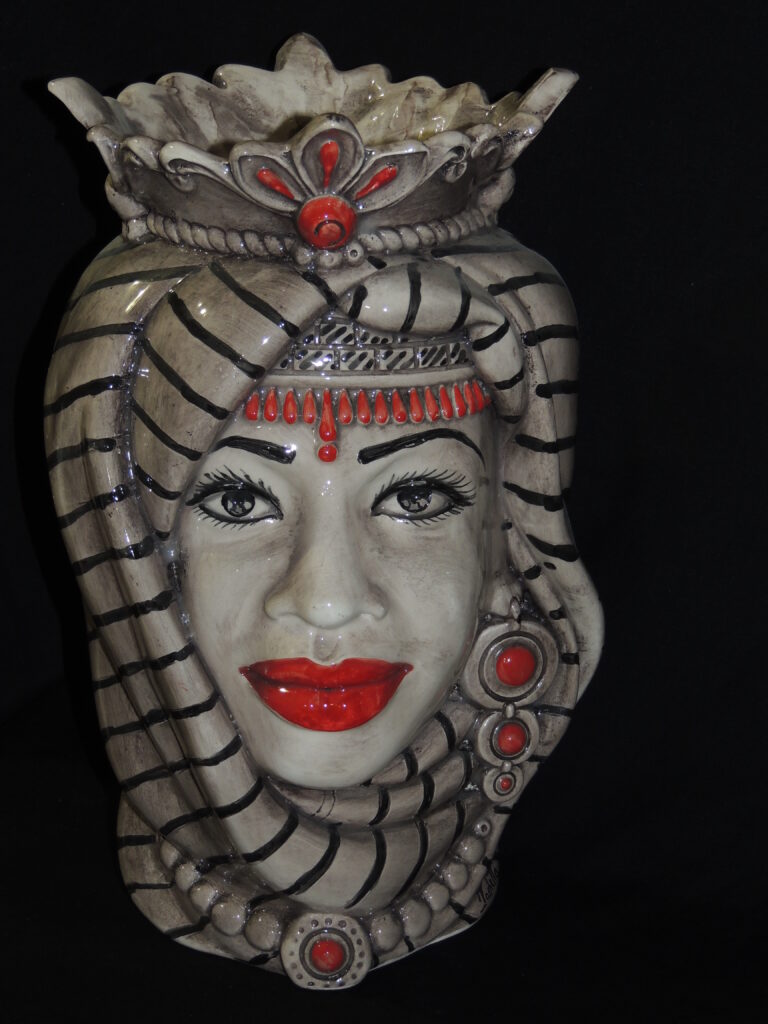 Testa di Moro, ceramica rustica di Collesano. Lavorazione a mano di Cinzia Iachetta (Fotografia di Cinzia Mignosi)