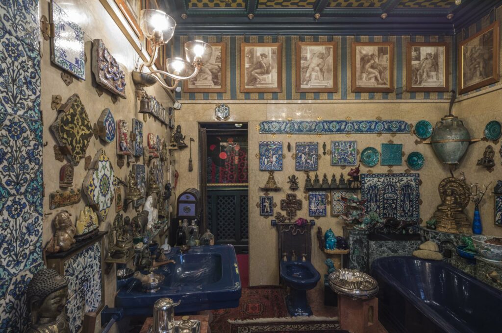 Bagno Blu, decorato con circa 900 oggetti d'arredo (Fotografia di Marco Beck Peccoz)