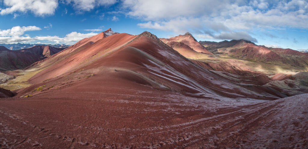 Il passo del Valle Rojo (Valle Rossa) prima dell'arrivo alla Montagna Arcobaleno del Perù