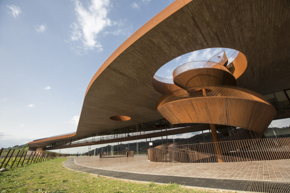 La magnifica scala elicoidale delle Cantine Antinori