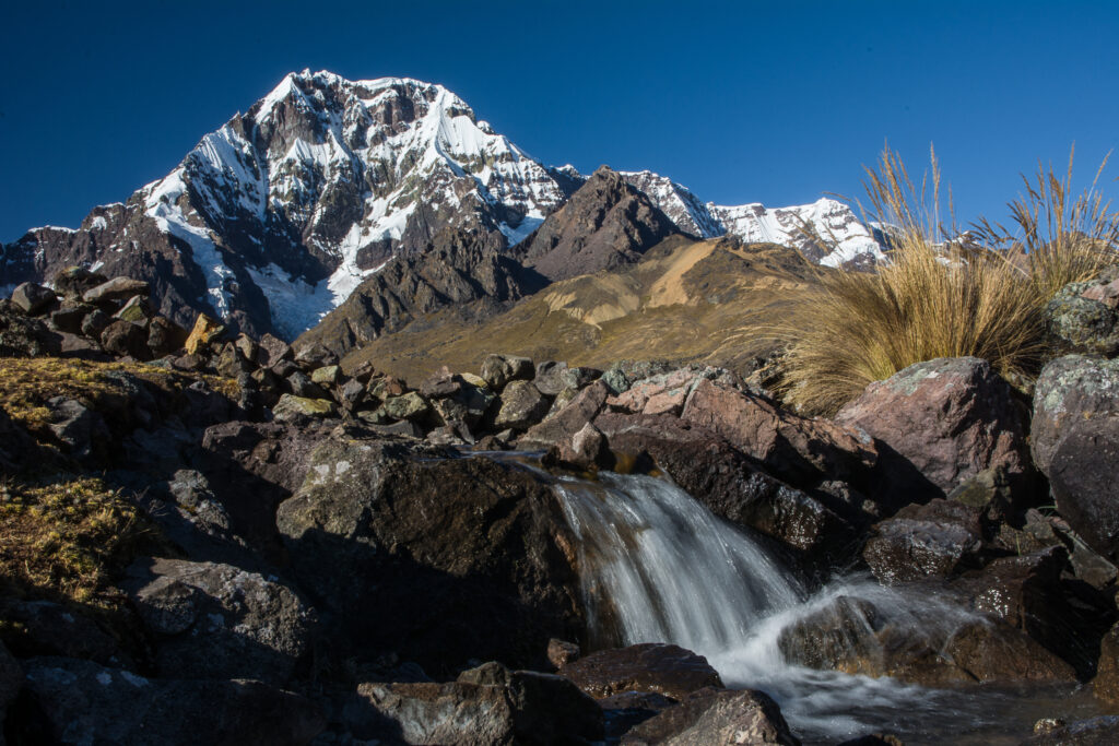 La mole dell'Ausangate, montagna sacra degli indigeni quechua