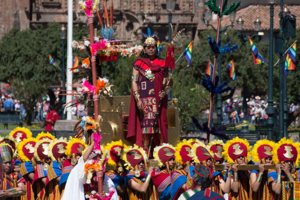 L'ingresso dell'Inca nella piazza di Cuzco è un'esplosione di colori