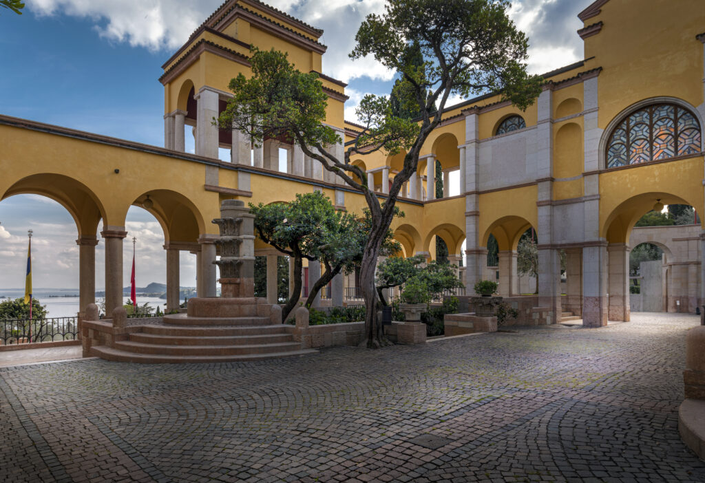 Piazzetta e tempietto della Vittoria - Edificio della Prioria (Fotografia di Luana Jennifer Scalvensi)