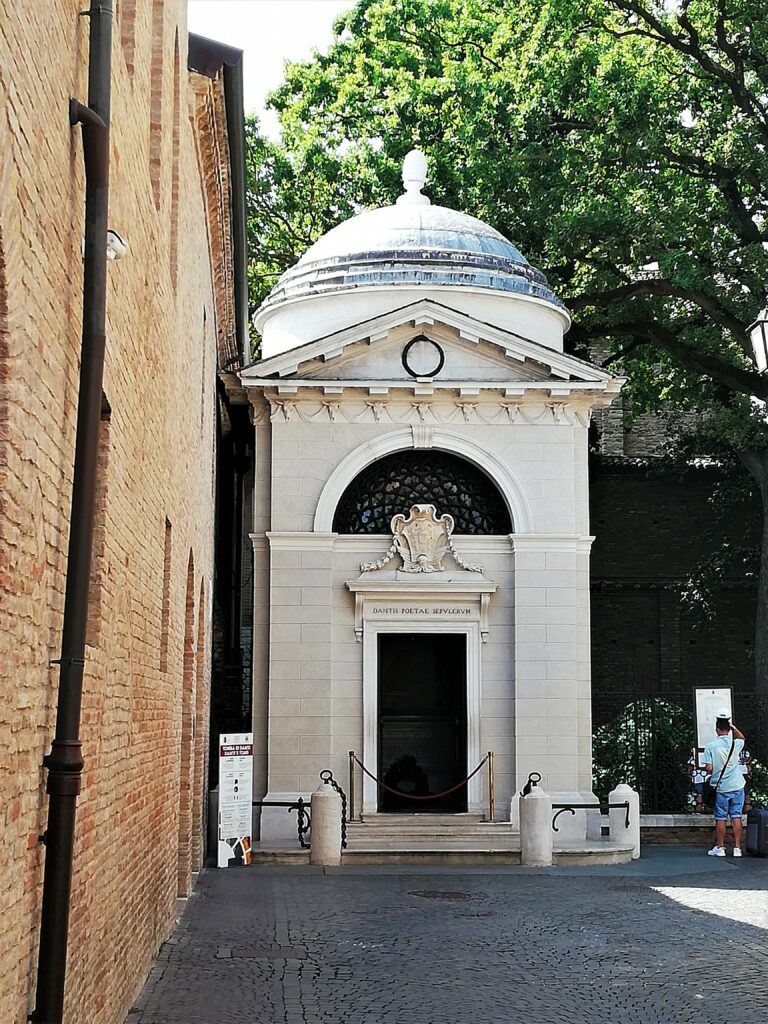 Tomba di Dante - esterno