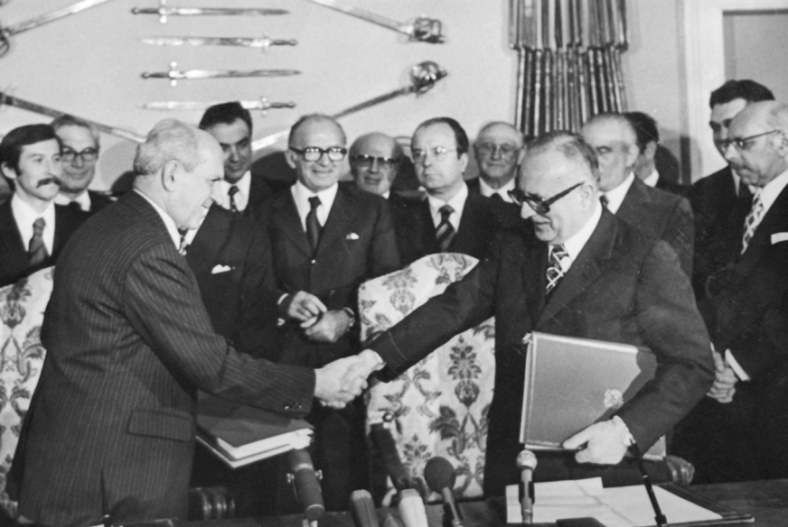 10 Novembre 1975. Mariano Rumor e Miloš Minić si stringono la mano dopo aver firmato il Trattato di Osimo nella Villa Monte San Pietro del Conte Giulio Leopardi Dittajuti