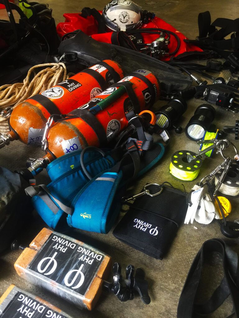 ©Andrea Murdock Alpini - Esplorazione Miniera Valvassera, Varese - Phy Diving Equipment - Preparazione attrezzatura per immersione