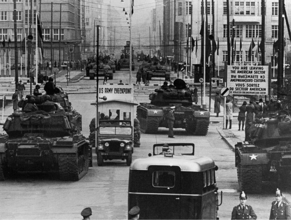 Carri armati sovietici e statunitensi si fronteggiano al Checkpoint Charlie, durante la crisi di Berlino del 1961
