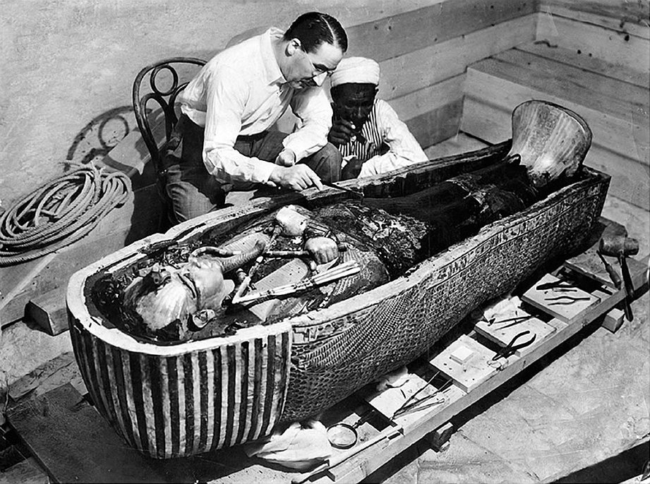 Howard Carter apre il santuario più interno della tomba del re Tutankhamon (Archivio New York Times, 1922)