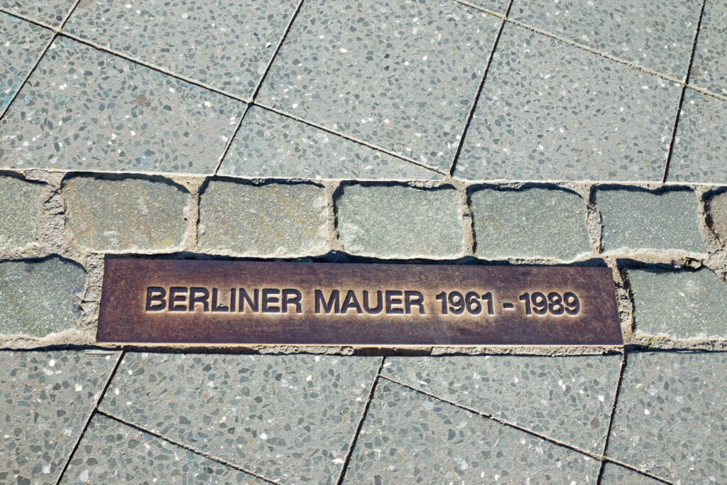 Piastra a memoria del muro di Berlino