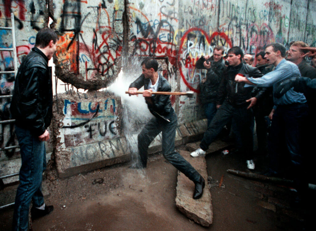 picconate sul muro di berlino