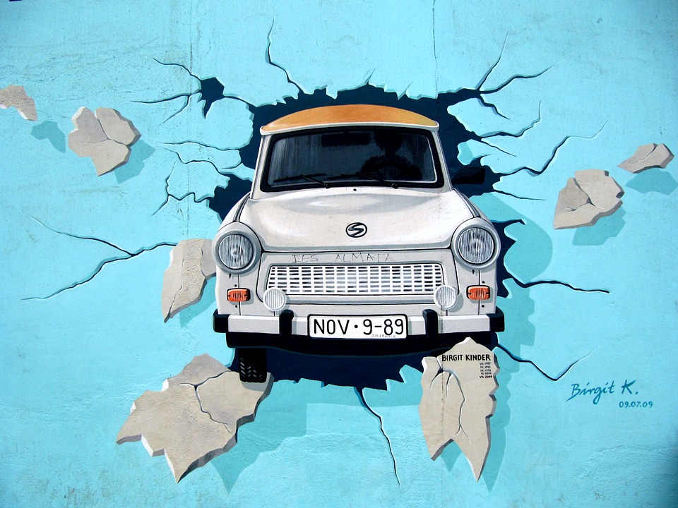 Trabant che sfonda il muro di berlino