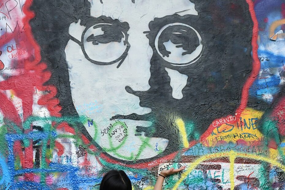 Ritratto immortalato sul Muro di John Lennon presso Praga