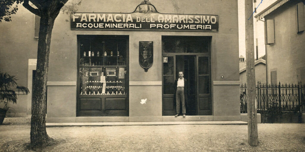 Foto storica della Farmacia dell'Amarissimo a Riccione